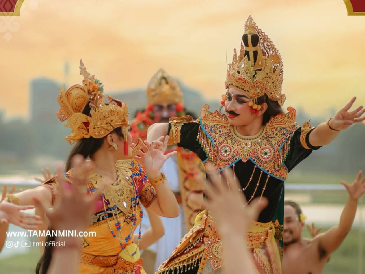 Rayakan Lebaran dengan Tari Kecak di TMII